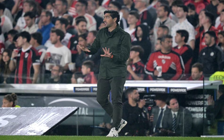 Abel Ferreira durante River Plate x Palmeiras pela Libertadores (Foto: Juan MABROMATA / AFP)