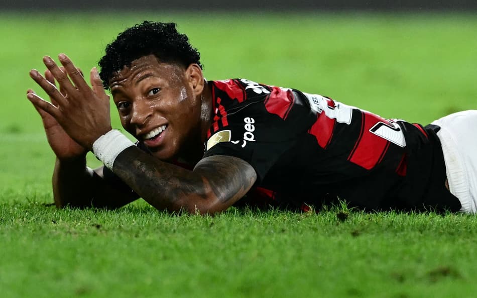 Plata foi expulso em Flamengo x Estudiantes (Foto: Pabloo Porciuncula / AFP)