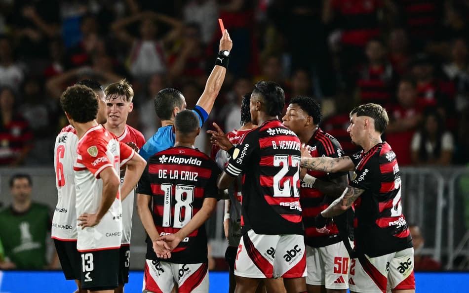 Plata recebe cartão vermelho em Flamengo x Estudiantes pela Libertadores (Foto: Pablo PORCIUNCULA / AFP)