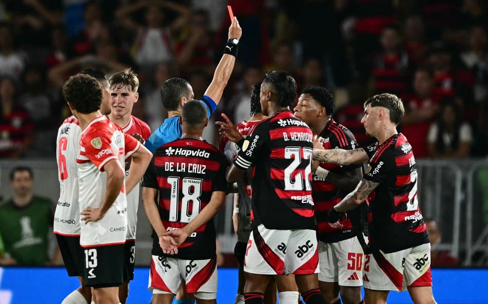 Plata recebe cartão vermelho em Flamengo x Estudiantes pela Libertadores (Foto: Pablo PORCIUNCULA / AFP)
