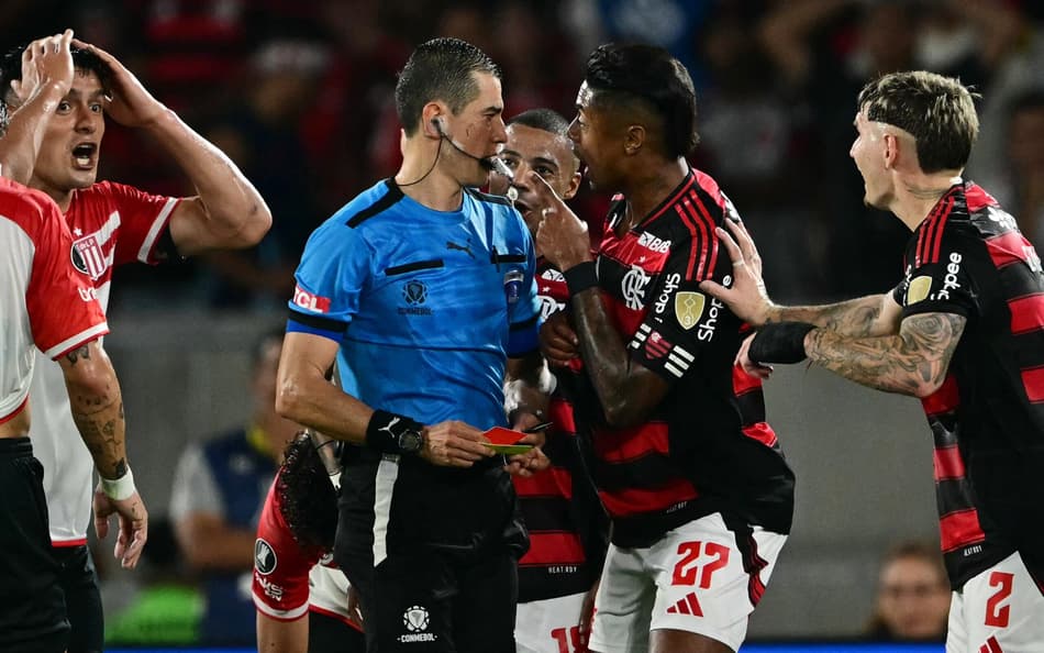 Arbitragem de Andrés Rojas foi criticada após Flamengo x Estudiantes (Foto: Pablo Porciuncula/AFP)
