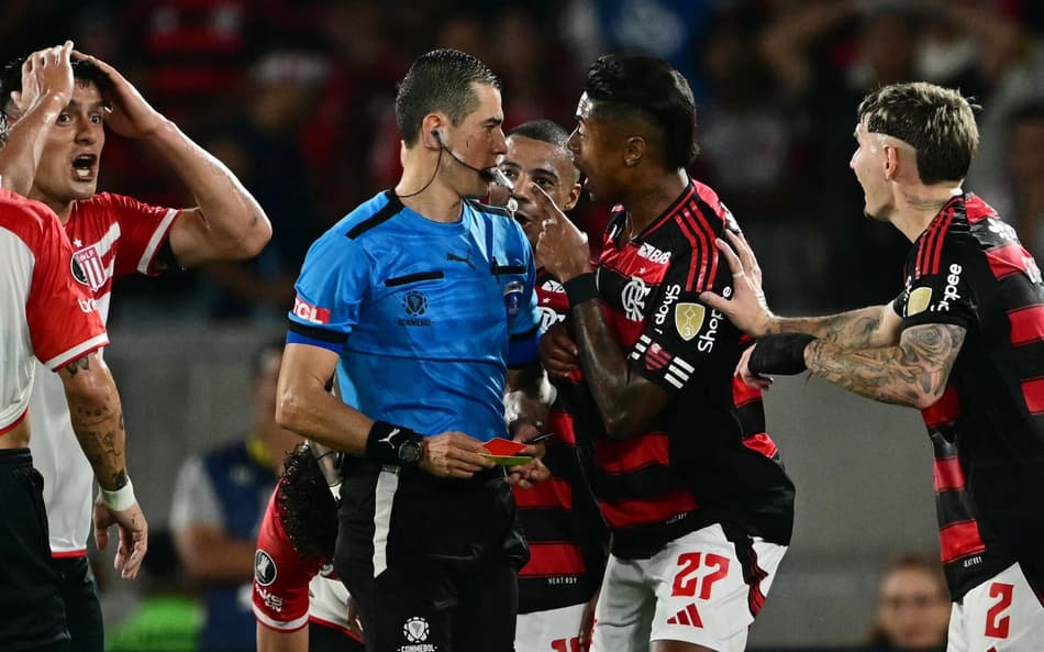 Arbitragem de Andrés Rojas foi criticada após Flamengo x Estudiantes (Foto: Pablo Porciuncula/AFP)