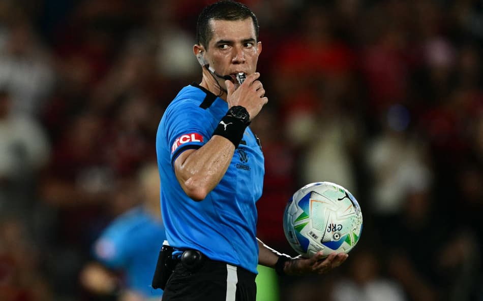 Andrés Rojas (COL) foi o árbitro de Flamengo x Estudiantes (Foto: Pablo Porciuncula/ AFP)