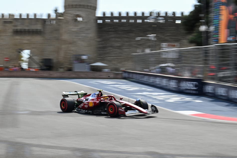 Lewis Hamilton e sua Ferrari no GP do Azerbaijão de F1 (Foto: Ozan Kose / AFP)