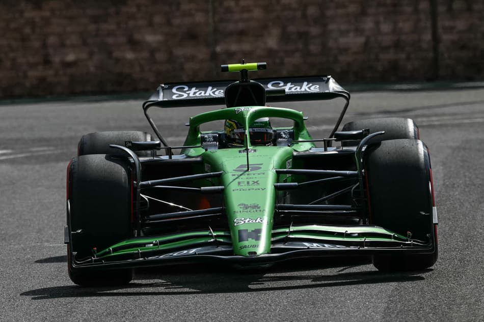 Gabriel Bortoleto e sua Sauber no GP do Azerbaijão de F1 (Foto: Ozan Kose / AFP)