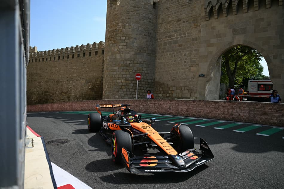 Oscar Piastri e sua McLaren no GP do Azerbaijão de F1 (Foto: Ozan Kose / AFP)