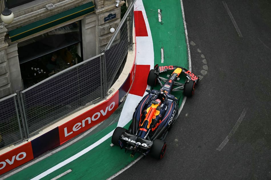 Max Verstappen em sua Red Bull no GP do Azerbaijão de F1 (Foto: Ozan Kose / AFP)