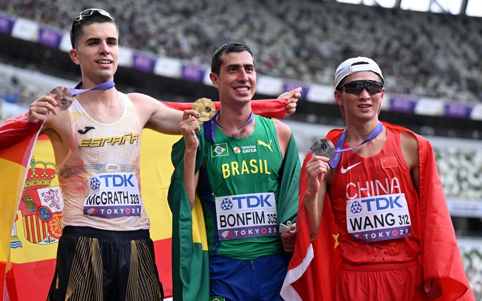 Caio Bonfim com a medalha de ouro da Marcha Atlética no Mundial de Atletismo (Foto: Jewel SAMAD / AFP)