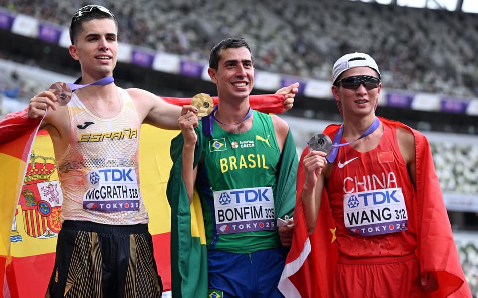 Caio Bonfim com a medalha de ouro da Marcha Atlética no Mundial de Atletismo (Foto: Jewel SAMAD / AFP)