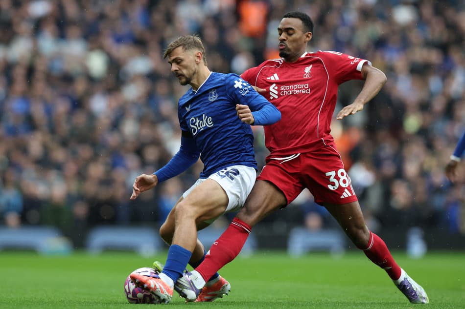 Gravenberch disputa bola em Liverpool s Everton (Foto: Darren Staples / AFP)