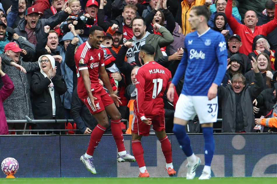 Salah e Gravenberch comemoram gol do Liverpoool sobre o Everton (Foto: Darren Staples / AFP)