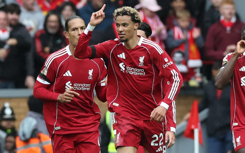 Ekitike comemora gol em Liverpool x Everton (Foto: Darren Staples / AFP)