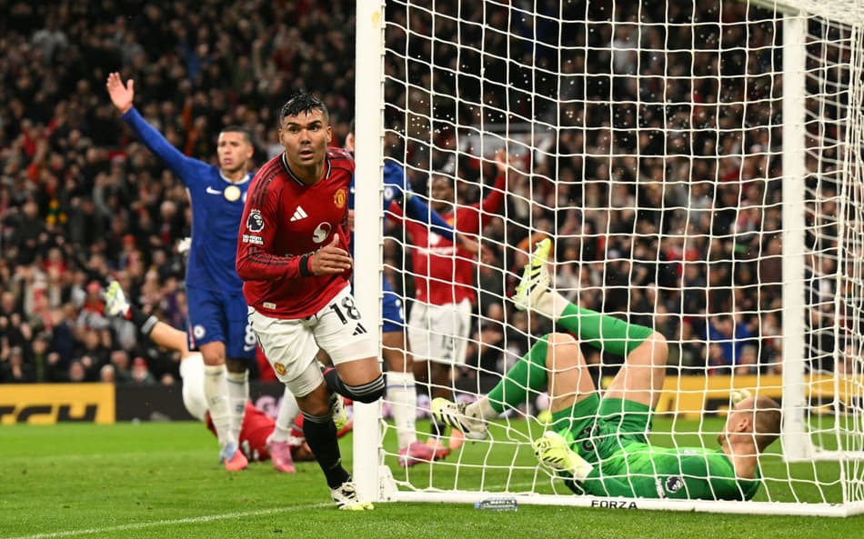 Casemiro corre após marcar gol do United contra o Chelsea (Foto: Oli SCARFF / AFP)