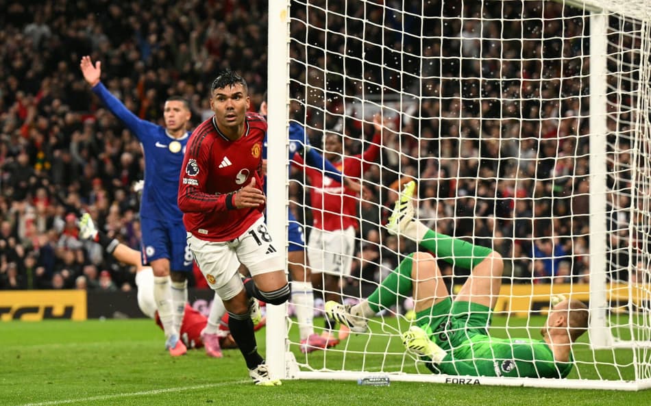 Casemiro corre após marcar gol do United contra o Chelsea (Foto: Oli SCARFF / AFP)