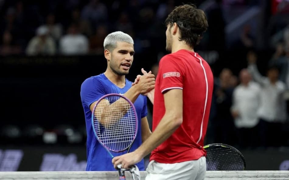Taylor Fritz é cumprimentado por Calos Alcaraz após a vitória na Laver Cup (Foto: Clive Brunskill/Getty Images for Laver Cup/AFP )
