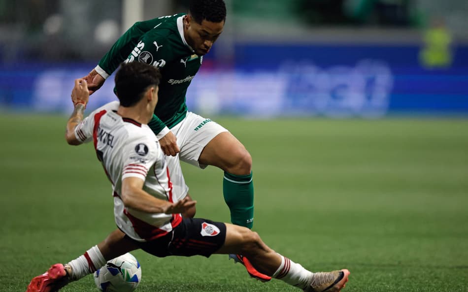 Vitor Roque disputa bola com Montiel em Palmeiras x River (Foto: Miguel Schincariol / AFP)