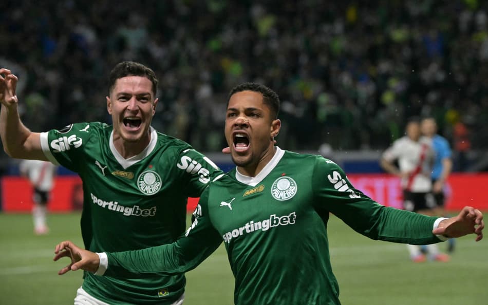 Vitor Roque comemora gol do Palmeiras diante do River (Foto: Nelson Almeida / AFP)