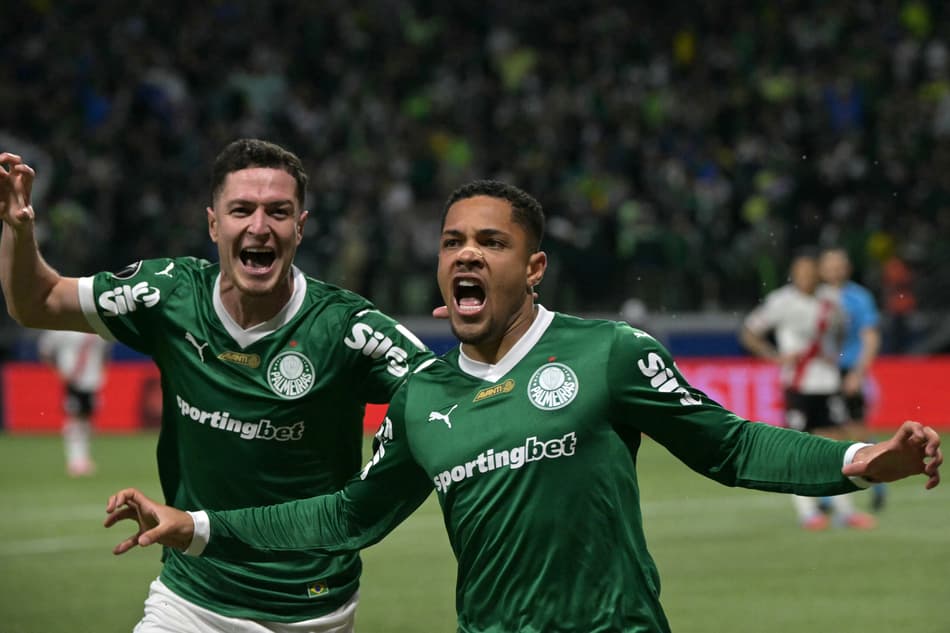 Vitor Roque comemora gol do Palmeiras diante do River (Foto: Nelson Almeida / AFP)