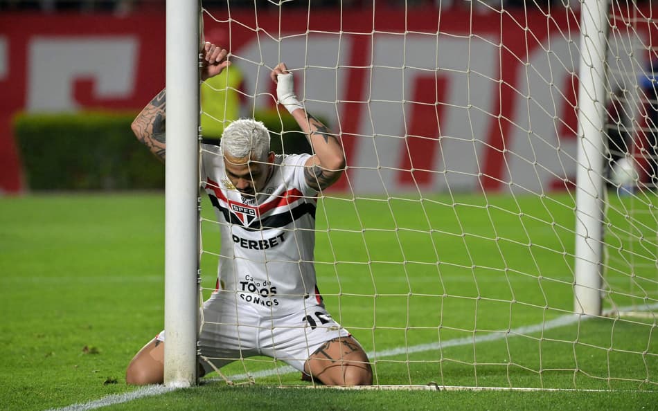 Luciano lamenta gol perdido em São Paulo x LDU na Libertadores (Foto: Nelson ALMEIDA / AFP)