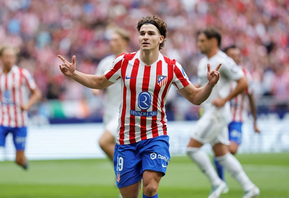 Julián Alvarez comemora gol na goleada do Atletico de Madrid sobre o Real Madrid pelo Campeonato Espanhol (foto: Oscar Del Pozo / AFP)