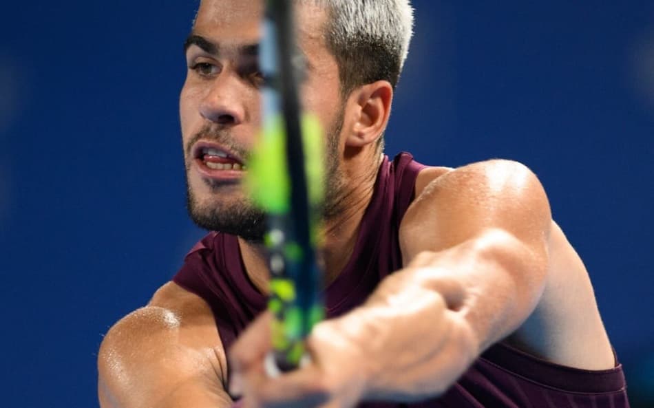 O espanhol Carlos Alcaraz na vitória sobre o americano Brandon Nakashima em Tóquio (Foto: Philip FONG / AFP)