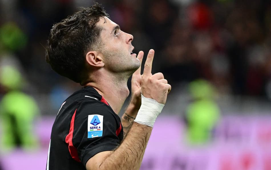 Alexis Saelemaekers celebra vitória do Milan contra o Napoli pelo Campeonato Italiano (Foto: Piero Cruciatti / AFP)