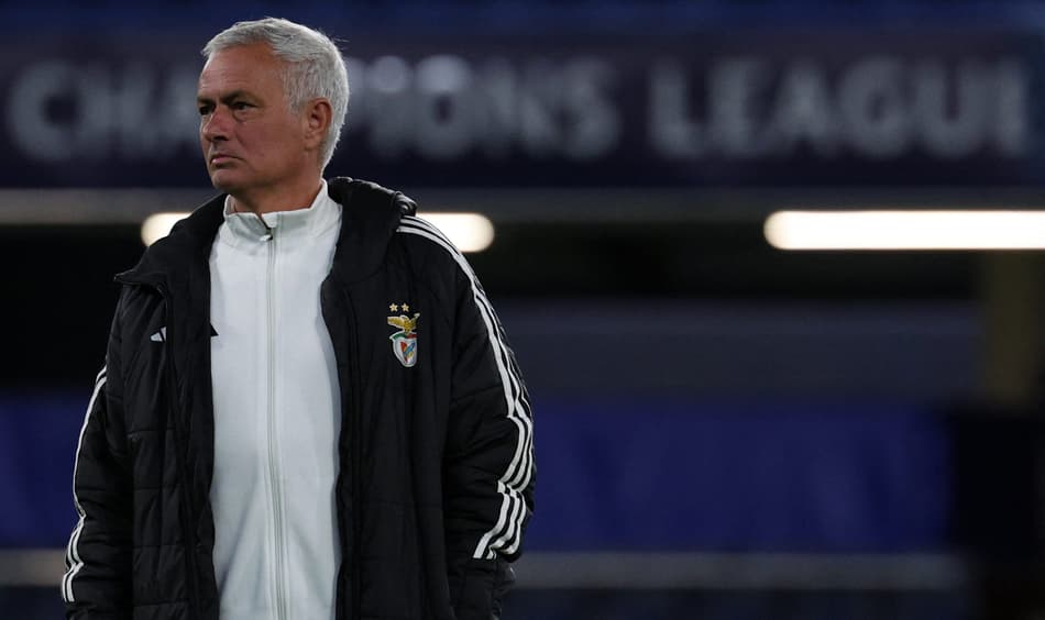 José Mourinho, técnico do Benfica (Foto: Adrian Dennis / AFP)