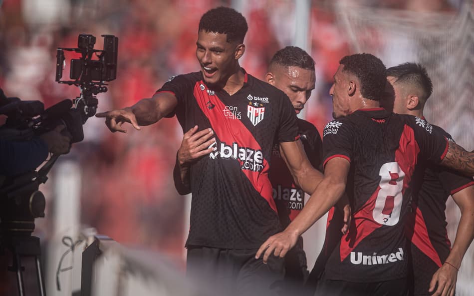 Alix Vinícius ainda pertence ao Atlético-GO (Foto: Isabela Azine/AGIF)