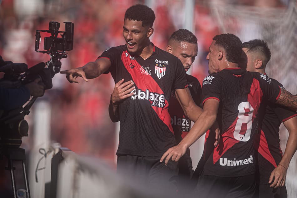 Alix Vinícius ainda pertence ao Atlético-GO (Foto: Isabela Azine/AGIF)