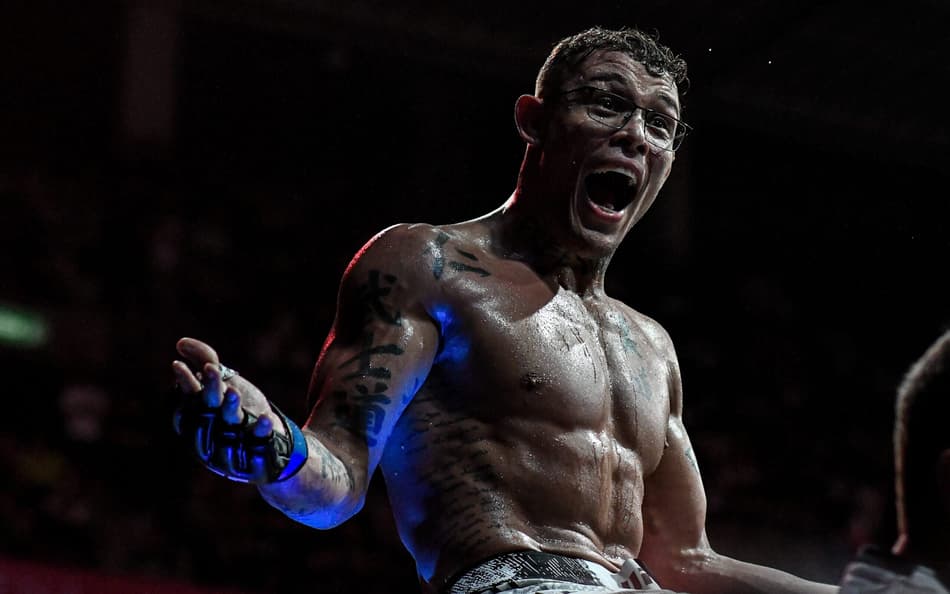 Caio Borralho encara Nassourdine Imavov no UFC Paris (Foto: Thiago Ribeiro/AGIF)