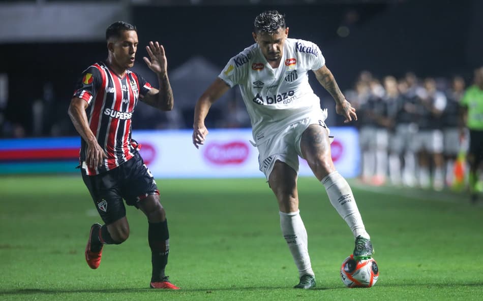 Tiquinho Soares e Igor Vinícius em clássico entre São Paulo e Santos pelo Paulistão deste ano. (Foto: Reinaldo Campos/AGIF)