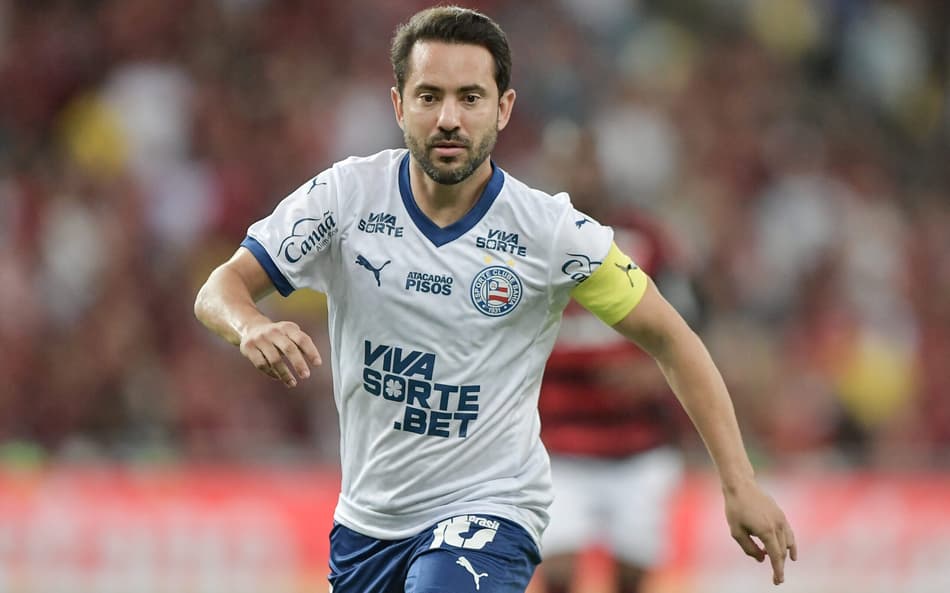 Everton Ribeiro em ação contra o Flamengo como capitão do Bahia (Foto: Thiago Ribeiro/AGIF)