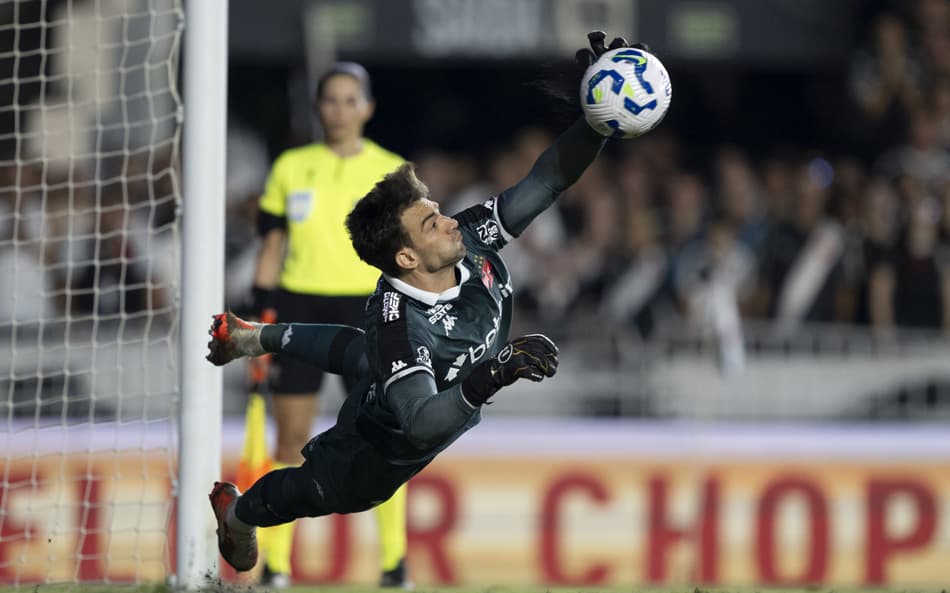 Léo Jardim defendeu três cobranças de pênalti em Vasco x Operário (Foto: Jorge Rodrigues/AGIF)