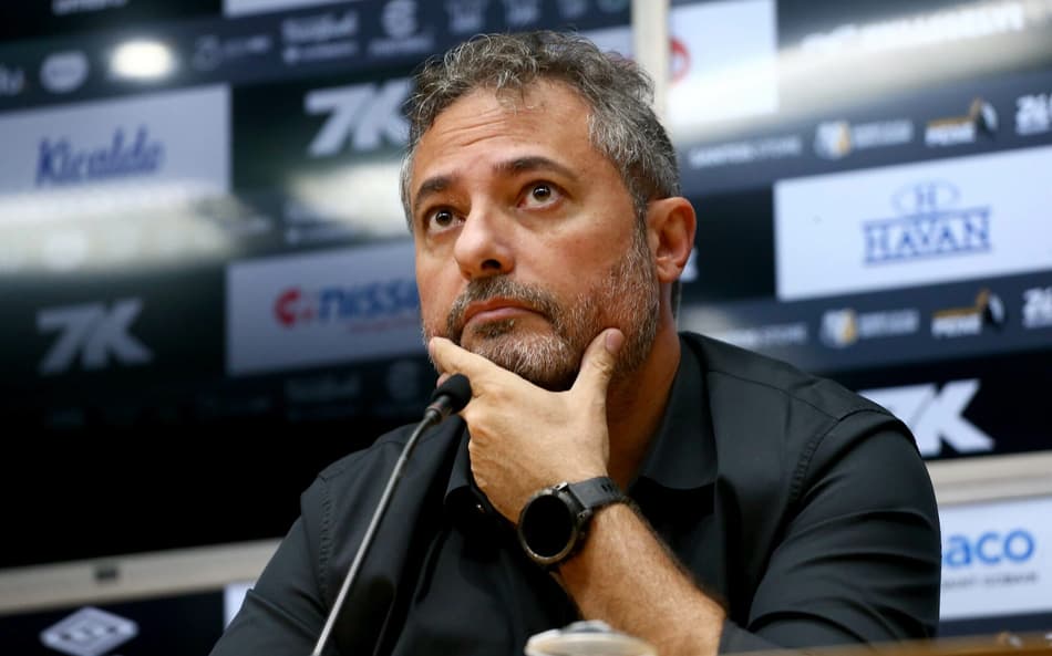 Alexandre Mattos faz balanço financeiro do Santos em entrevista coletiva. (Foto: Mauricio De Souza/AGIF)