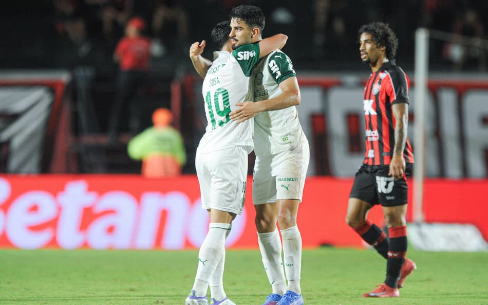 Flaco López comemora gol no Barradão (Foto: Jhony Pinho/AGIF)