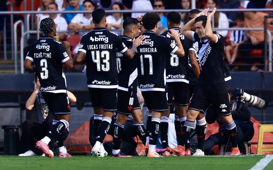 Vasco comemora gol diante do Santos (Foto: Marcello Zambrana/AGIF)