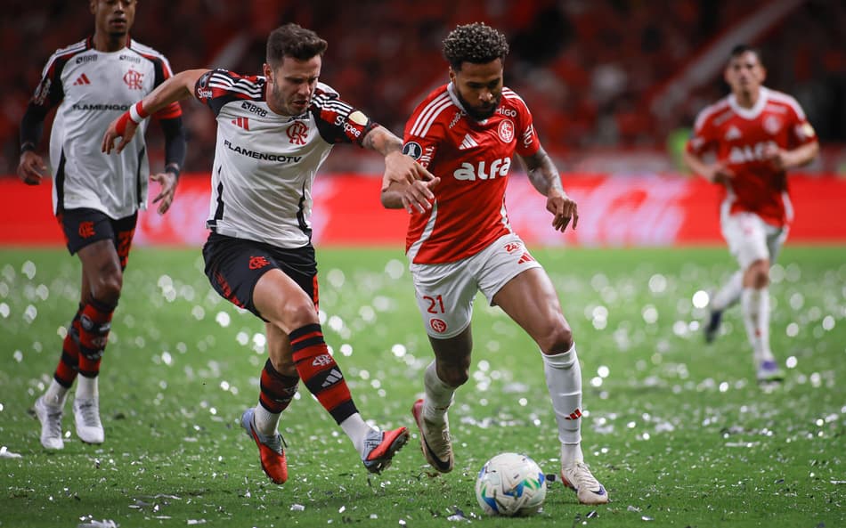 Saúl, Flamengo, e Wesley, Internacional (Foto: Maxi Franzoi/AGIF)