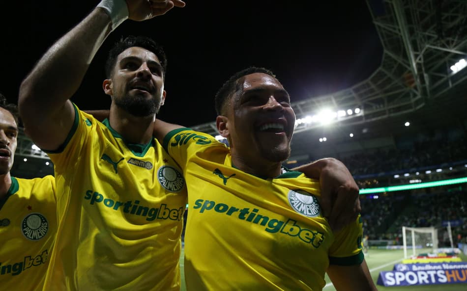 Flaco López e Vitor Roque, atacantes do Palmeiras (Foto: Marlon Costa/AGIF)