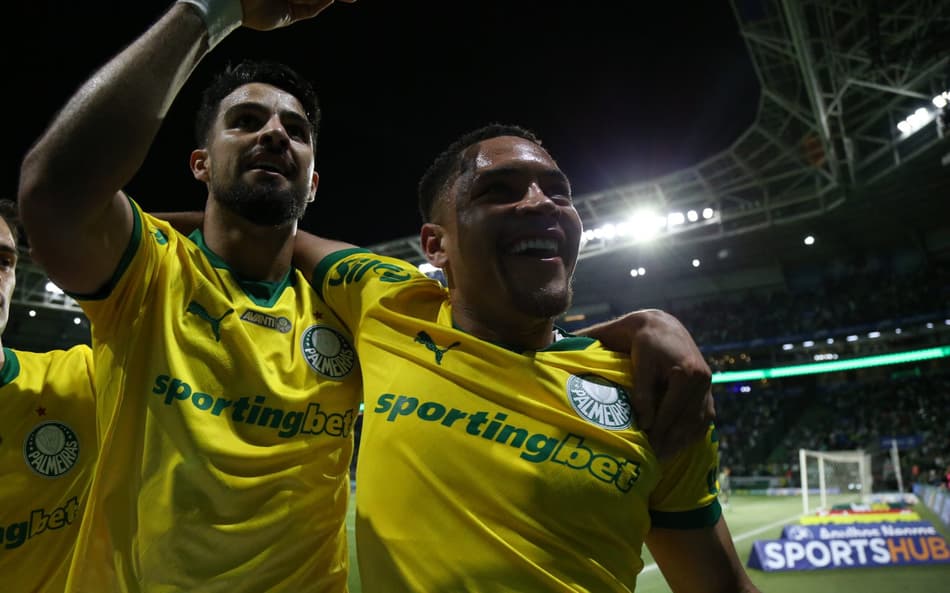 Flaco López e Vitor Roque, atacantes do Palmeiras (Foto: Marlon Costa/AGIF)
