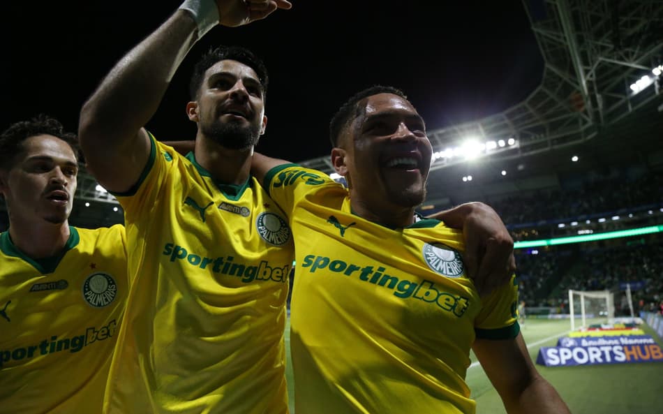 Flaco López e Vitor Roque, atacantes do Palmeiras (Foto: Marlon Costa/AGIF)