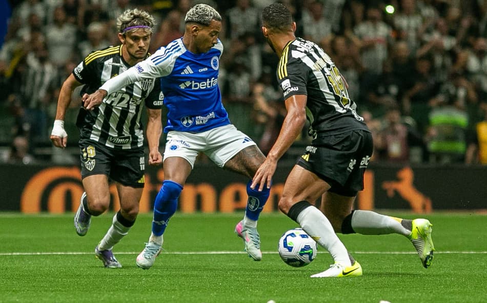 Matheus Pereira, Vitor Hugo e Gustavo Scarpa no jogo Atlético-MG x Cruzeiro (Foto: Fernando Moreno/AGIF)