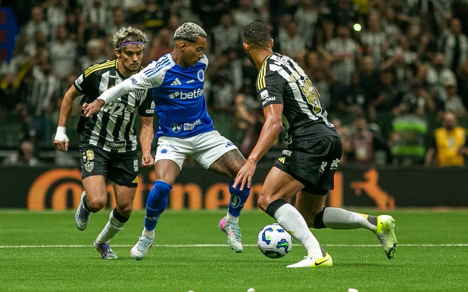 Matheus Pereira, Vitor Hugo e Gustavo Scarpa no jogo Atlético-MG x Cruzeiro (Foto: Fernando Moreno/AGIF)