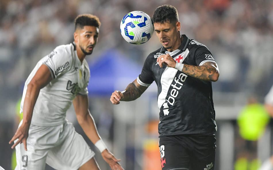 Lucas Freitas contra Chris Ramos em Vasco x Botafogo pela Copa do Brasil (Foto: Thiago Ribeiro/AGIF)