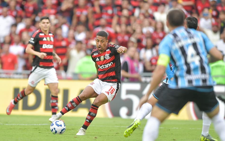 Samuel Lino em Flamengo x Grêmio (Foto: Thiago Ribeiro/AGIF)