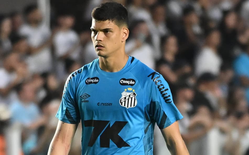 Goleiro do Santos mostra braço machucado após embate com jogador do Fluminense