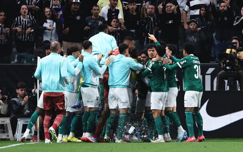 Jogadores do Palmeiras comemoram gol contra o Corinthians