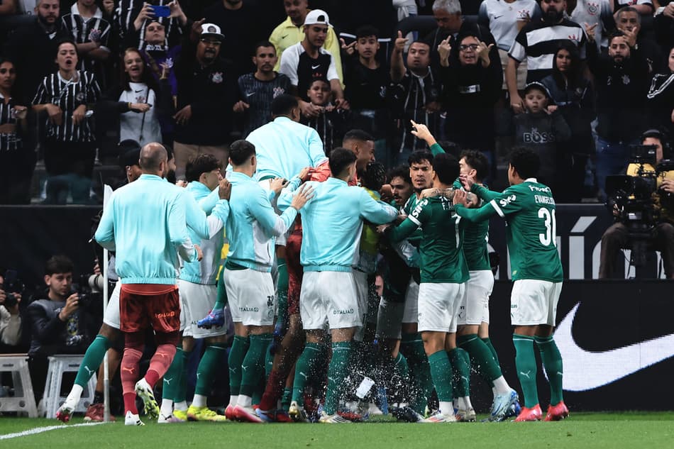 Jogadores do Palmeiras comemoram gol contra o Corinthians