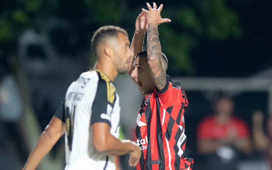 Aitor Cantalapiedra vira maestro da torcida do Vitória (Foto: Jhony Pinho/AGIF)
