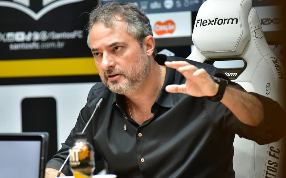 Alexandre Mattos fez um balanço da janela de transferências do Santos nesta temporada. (Foto: Jota Erre/AGIF)