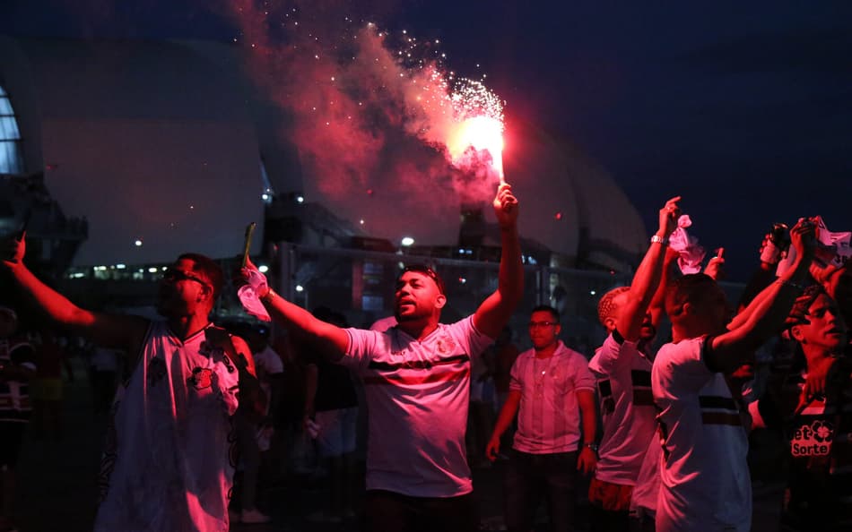 Torcedores do Santa Cruz comemoram após a partida contra o América RN na Arena das Dunas em Natal (RN), pelo campeonato brasileiro Série D 2025. Foto: Marlon Costa/AGIF